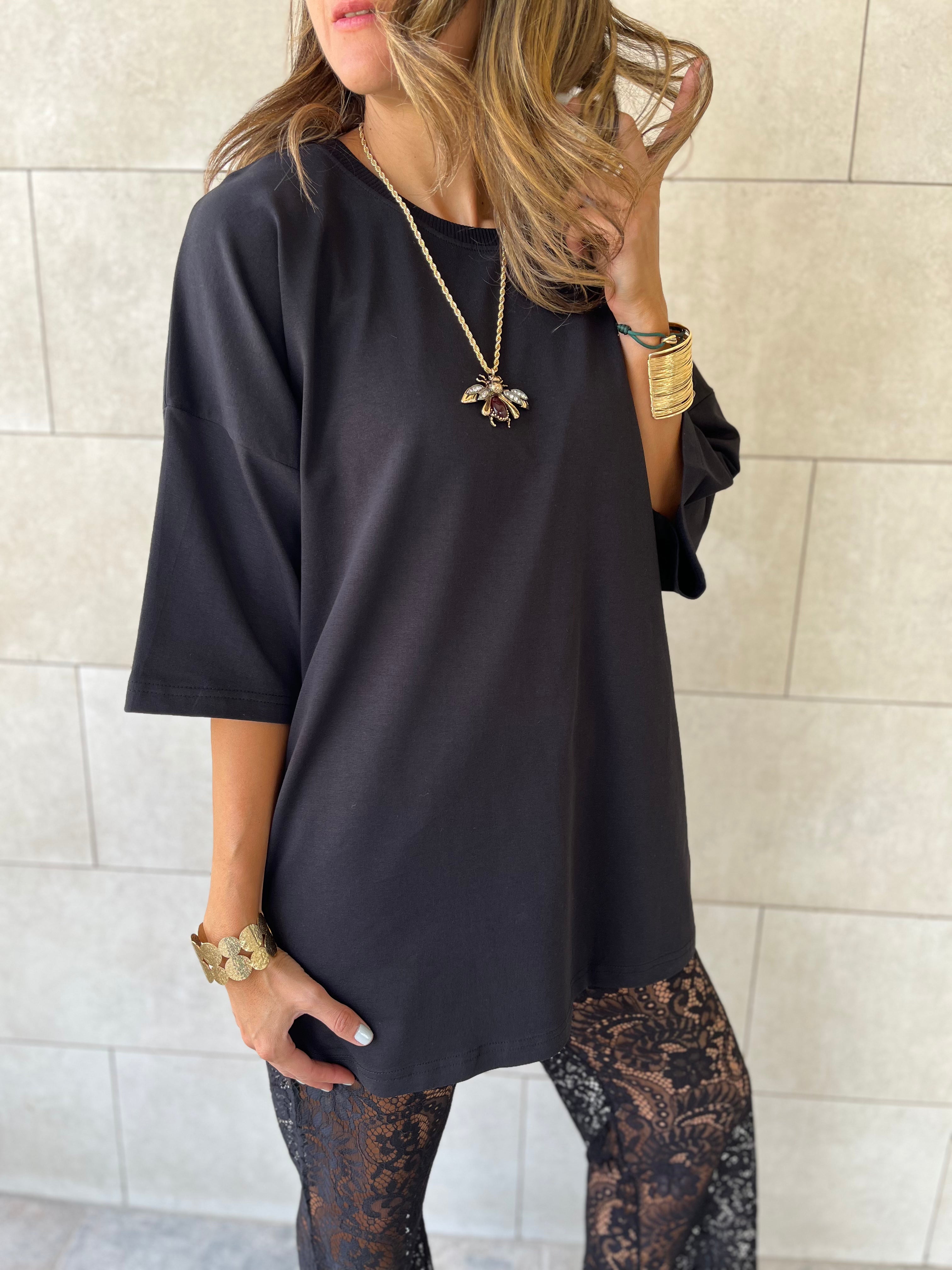 Black Oversize Me T-shirt