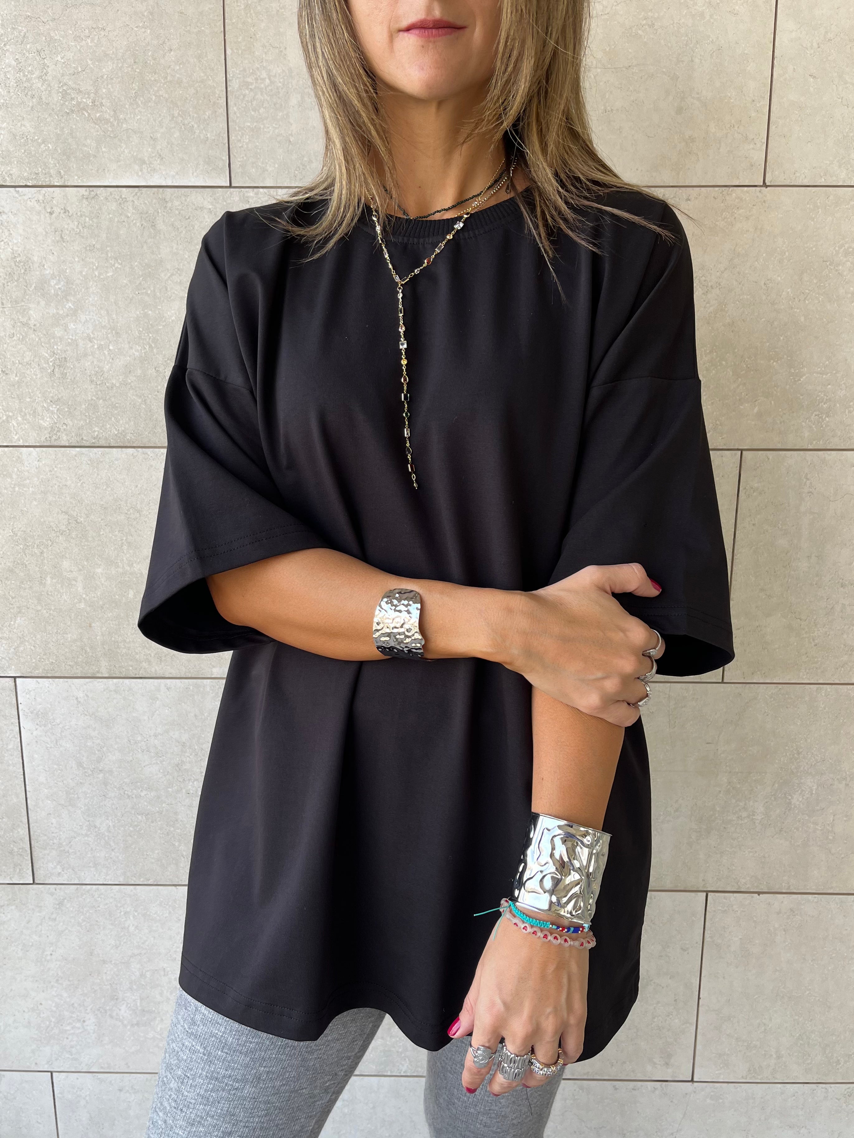 Black Oversize Me T-shirt