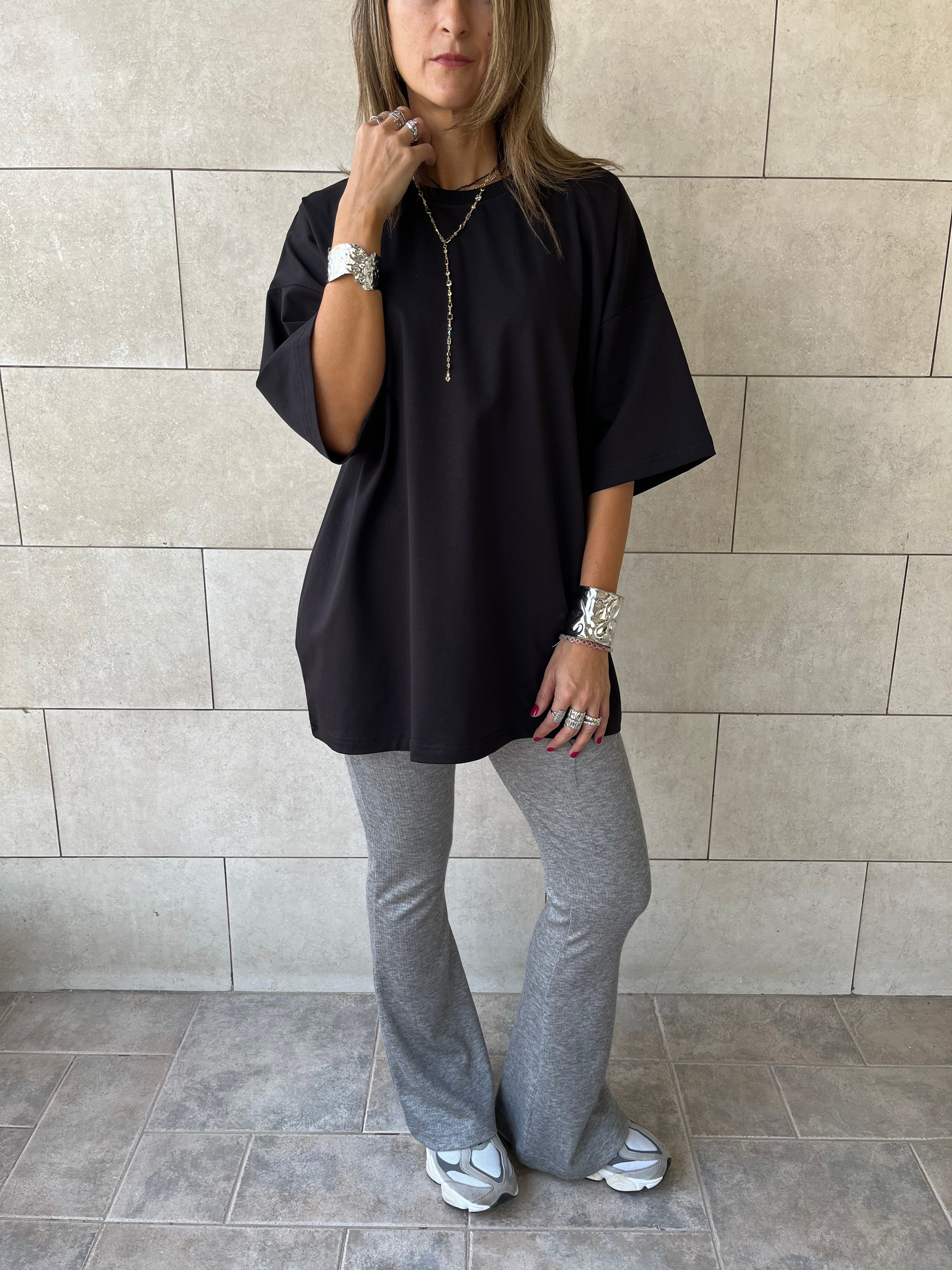 Black Oversize Me T-shirt