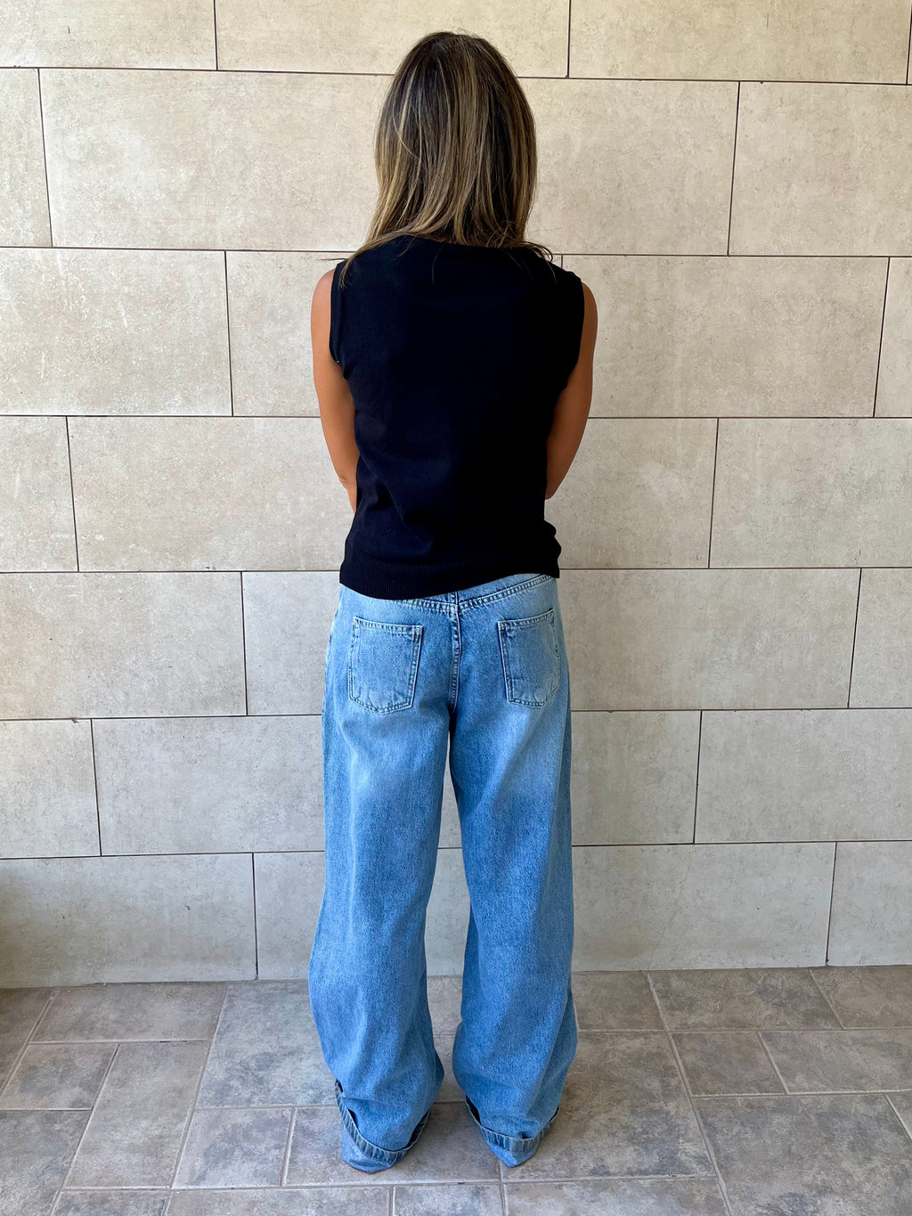 Black Sleeveless Crew Neck Knit Top