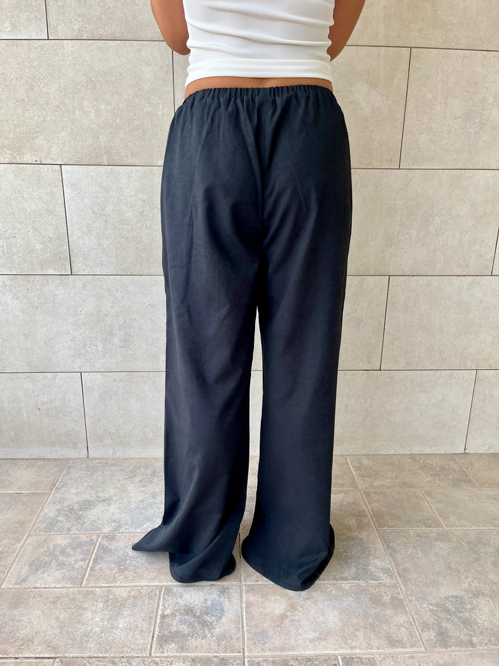 Black Middle Line Ropped In Pants
